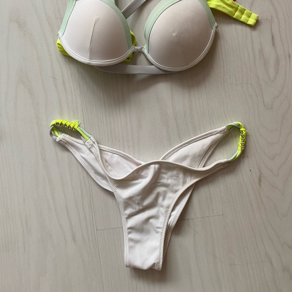 Bikini - Picture 2 of 2